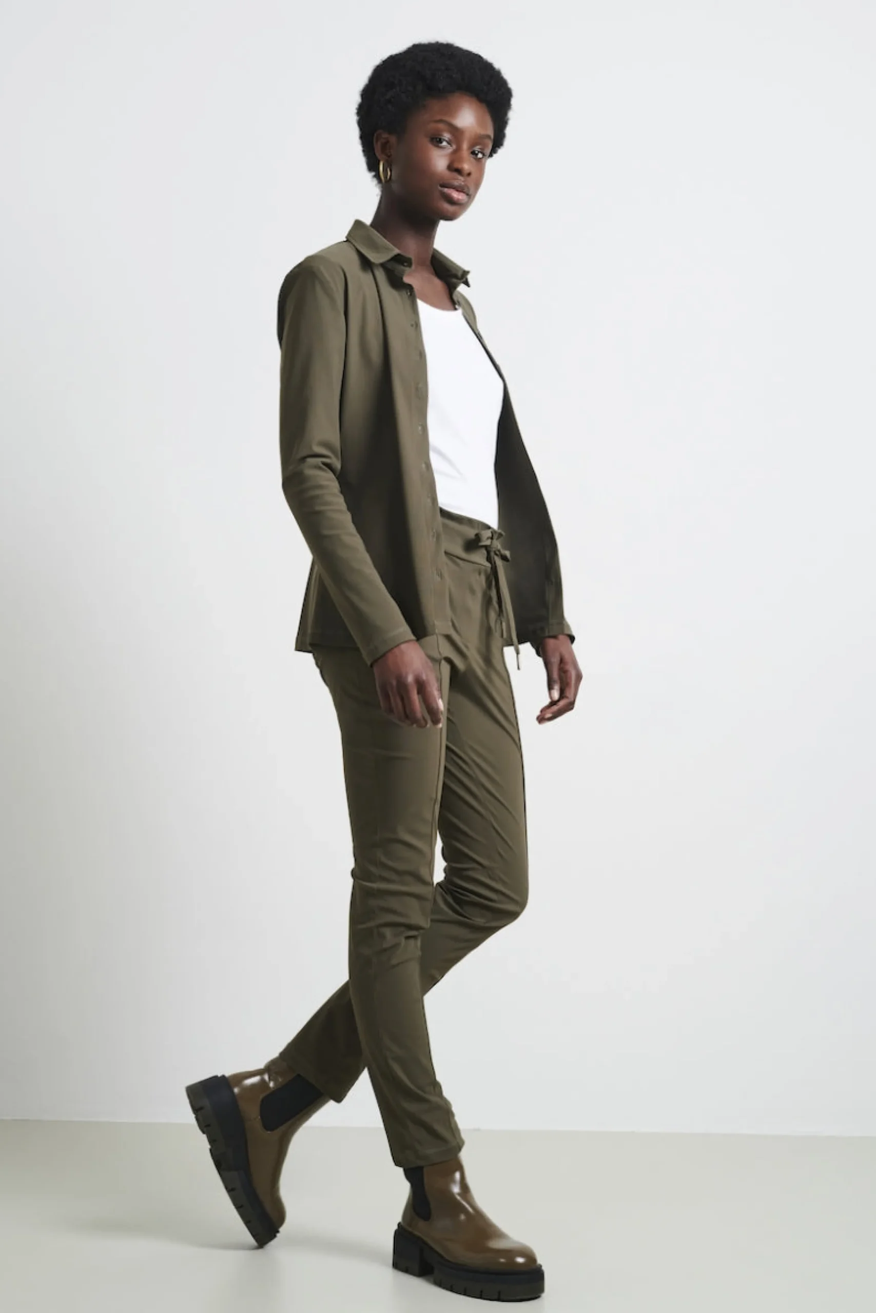 blouse_betty_easy_wear_te_2-1.webp Jane Lushka Blouse Betty Easy Wear Technical Jersey | Army