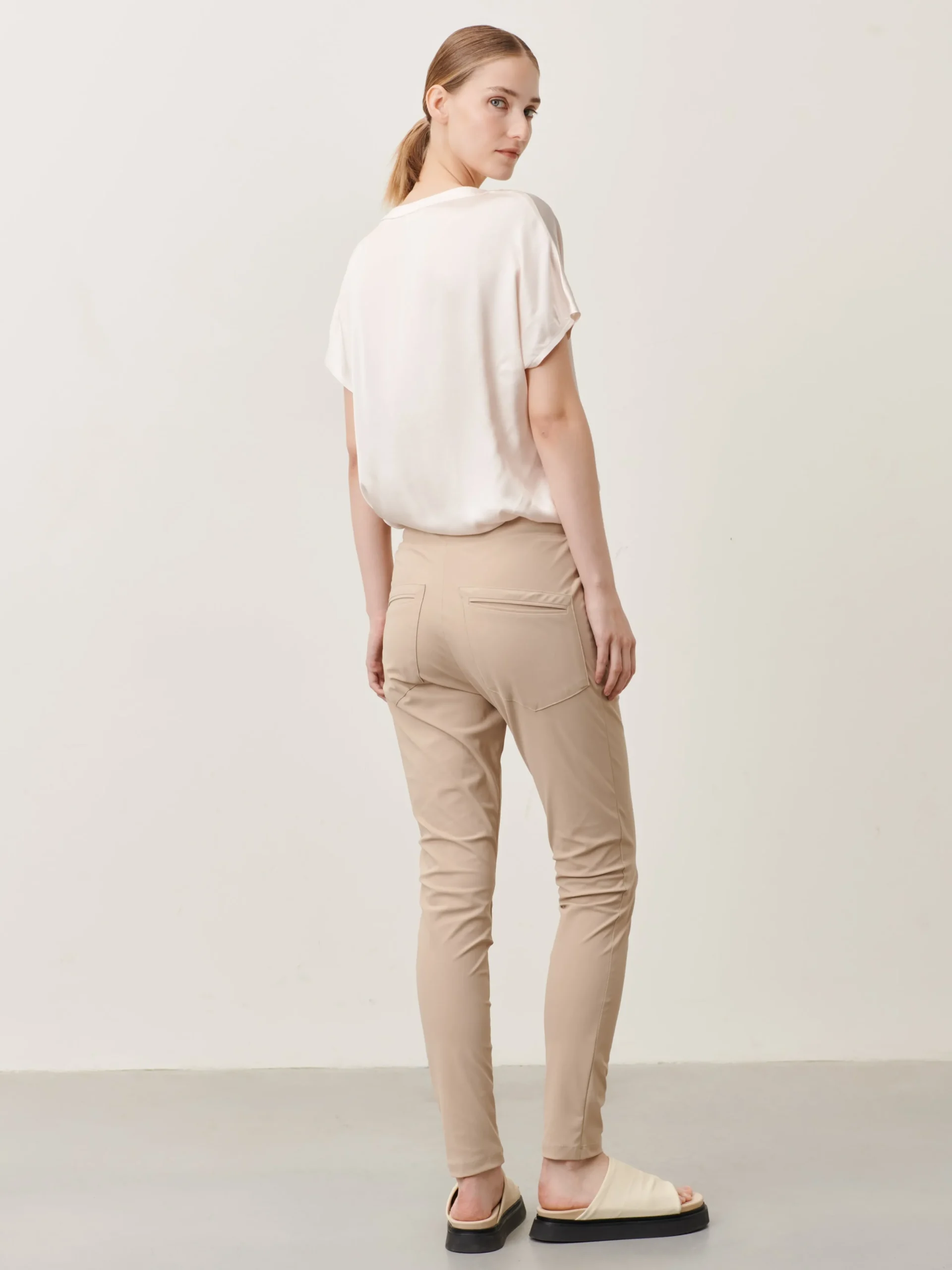 tanja_pants_technical_jer_1-1.webp Jane Lushka Tanja Pants Technical Jersey | Sand