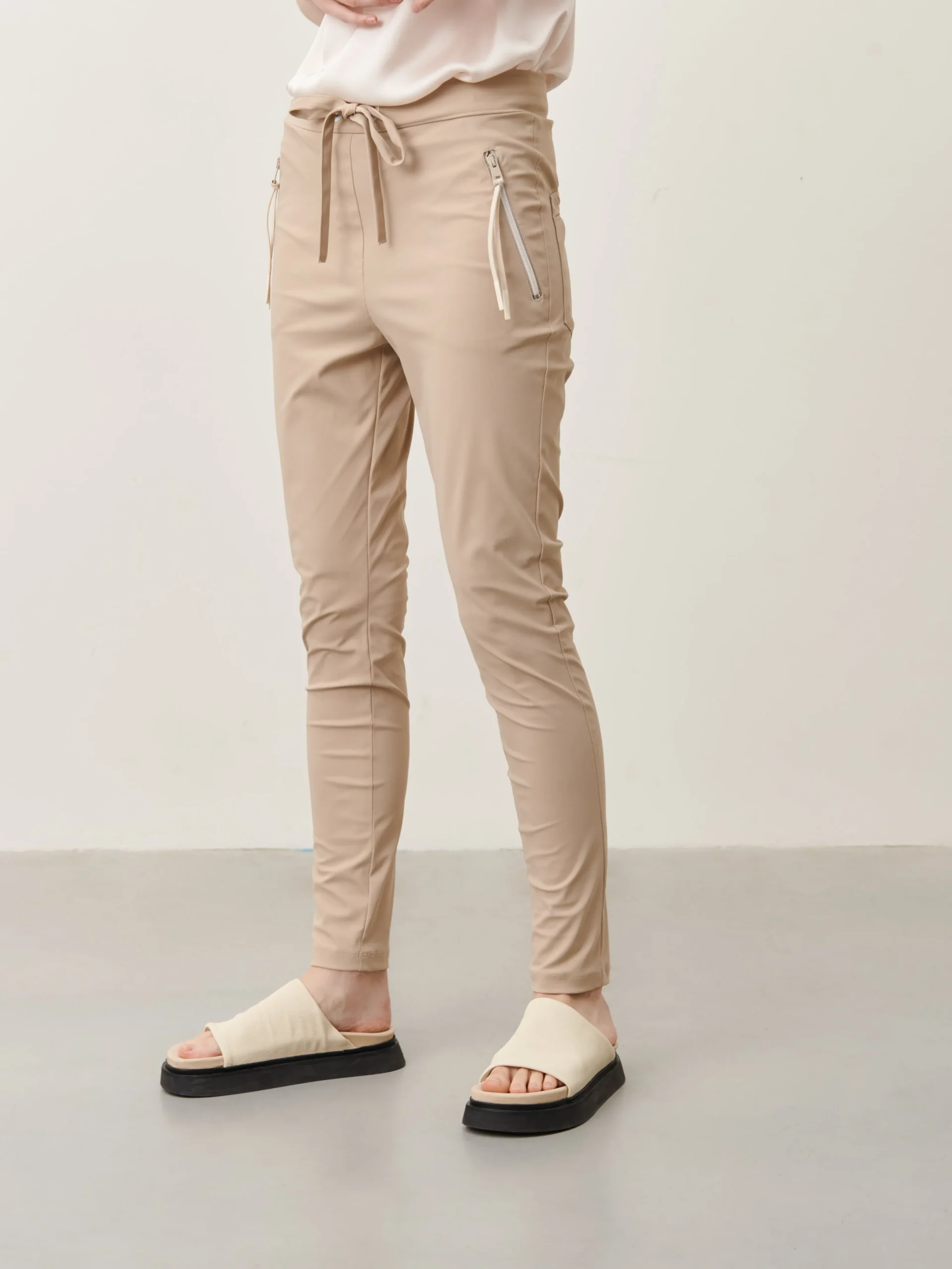 tanja_pants_technical_jer_2-1.webp Jane Lushka Tanja Pants Technical Jersey | Sand